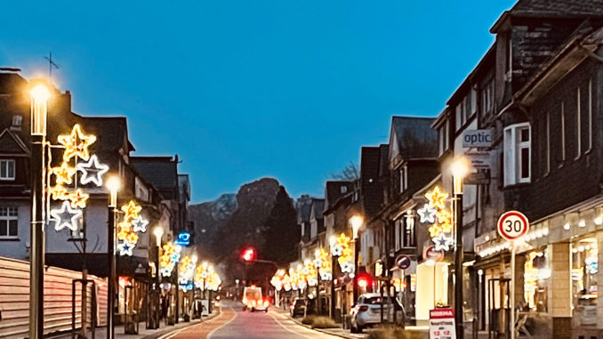 Die wieder eröffnete Kaiserstraße in Waldbröl mit heimeliger Weihnachtsbeleuchtung. // Foto: Stadt Waldbröl