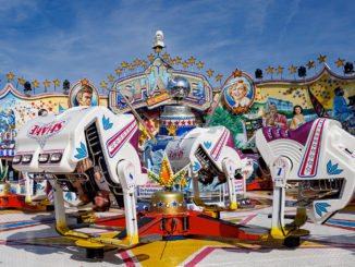 Kopfüber ins Kirmes-Abenteuer. Zu sehen ist das Fahrgeschäft Shake & Roll. // Foto: ummet-eck.de, Christian Schön