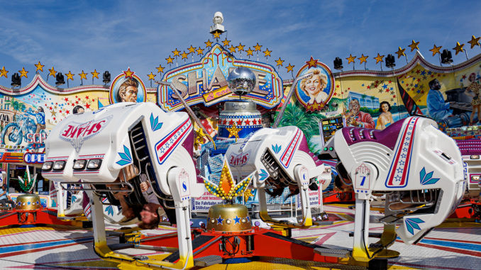 Kopfüber ins Kirmes-Abenteuer. Zu sehen ist das Fahrgeschäft Shake & Roll. // Foto: ummet-eck.de, Christian Schön