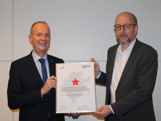 Landrat Theo Melcher (links) übergibt die Urkunde zum ersten Stern an Drolshagens Bürgermeister Ulrich Berghof. // Foto: Kreis Olpe