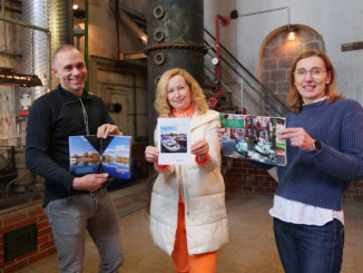 Peter Meinken, Inhaber der Kornbrennerei Eicker & Callen, Christina Zyweck, Ruhrroller, und Astrid Jordan, Projektleiterin beim Stadtmarketing Herne. // Foto: Stadtmarketing Herne, Alexander Christian