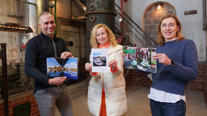 Peter Meinken, Inhaber der Kornbrennerei Eicker & Callen, Christina Zyweck, Ruhrroller, und Astrid Jordan, Projektleiterin beim Stadtmarketing Herne. // Foto: Stadtmarketing Herne, Alexander Christian