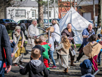 Fröhliche Ritterspiele beim Mendener Frühling 2022. // Foto: Frauke Brenne, foto-brennweite.de