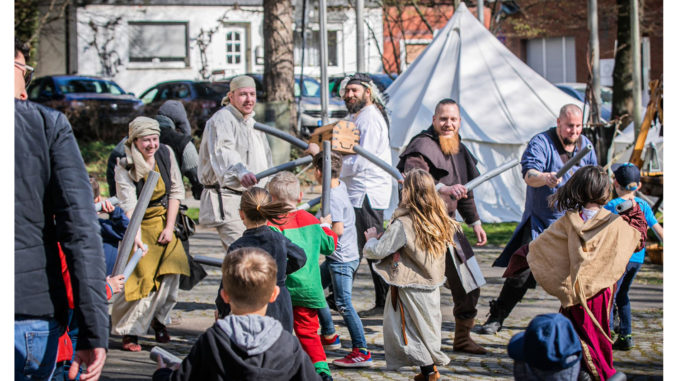 Fröhliche Ritterspiele beim Mendener Frühling 2022. // Foto: Frauke Brenne, foto-brennweite.de