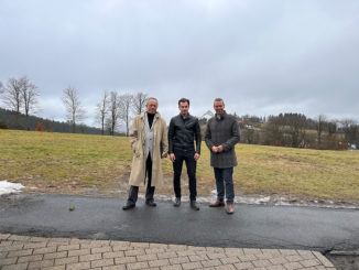v.l.n.r. Vorsitzende des ifV, Prof. Dr. Wolfgang Pippke, Malte Hoffmann und Bürgermeister Michael Beckmann // Foto: Stadt Winterberg