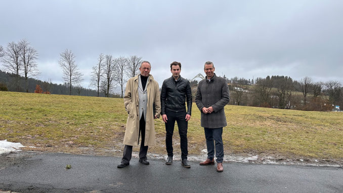 v.l.n.r. Vorsitzende des ifV, Prof. Dr. Wolfgang Pippke, Malte Hoffmann und Bürgermeister Michael Beckmann // Foto: Stadt Winterberg