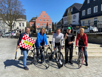 Stellten die Streckenführung vor (v.l.n.r.): Markus Frisch, Geschäftsführer der Kölner AusdauerSport GmbH; Anne Loth, Bürgermeisterin Hansestadt Wipperfürth; André Greipel, Sportlicher Leiter von Rund um Köln; Arthur Tabat und Gaby Wilhelm, Geschäftsführerin der Naturarena Bergisches Land GmbH / Das Bergische // Foto: Hansestadt Wipperfürth, Tanja Reinhold