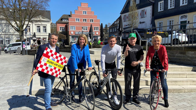 Stellten die Streckenführung vor (v.l.n.r.): Markus Frisch, Geschäftsführer der Kölner AusdauerSport GmbH; Anne Loth, Bürgermeisterin Hansestadt Wipperfürth; André Greipel, Sportlicher Leiter von Rund um Köln; Arthur Tabat und Gaby Wilhelm, Geschäftsführerin der Naturarena Bergisches Land GmbH / Das Bergische // Foto: Hansestadt Wipperfürth, Tanja Reinhold