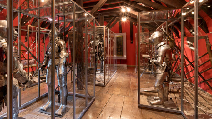 Waffengang: Die Museen der Burg Altena sind bekannt für ihre umfangreiche Sammlung an Waffen und Rüstungen. // Foto: Stephan Sensen
