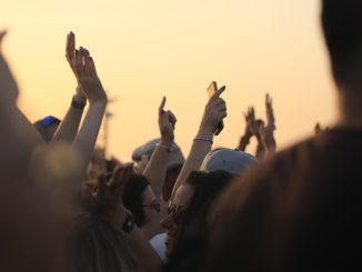 Put your hands up in the air...! Gute Laune bei Live-Musik in Meinerzhagen (Symbolbild). // Foto: pixabay.com