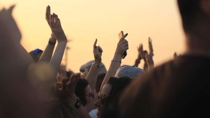 Put your hands up in the air...! Gute Laune bei Live-Musik in Meinerzhagen (Symbolbild). // Foto: pixabay.com