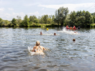 Abkühlen an ausgewiesenen Badestellen, wie hier an der 2022 in Bochum-Dahlhausen eröffneten Badestelle direkt an der Ruhr, kann im Sommer ein Vergnügen sein. // Foto: Ruhrverband