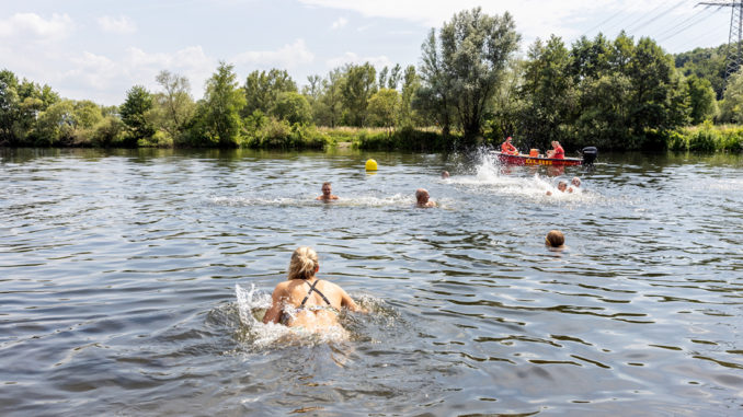 Abkühlen an ausgewiesenen Badestellen, wie hier an der 2022 in Bochum-Dahlhausen eröffneten Badestelle direkt an der Ruhr, kann im Sommer ein Vergnügen sein. // Foto: Ruhrverband