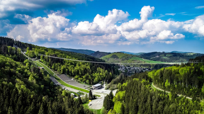 Imposant in ganzer Länge: der Skywalk in Willingen (Upland). // Foto: Skywalk Willingen