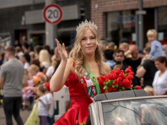 Die amtierende Kirmeskönigin Melina I. bei einem ihrer letzten Auftritte – am vergangenen Samstag (06.08.23) beim Cranger Kirmesumzug. // Foto: Thomas Schmidt / Stadt Herne