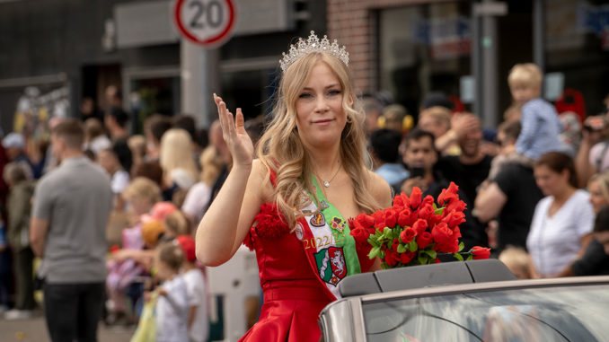 Die amtierende Kirmeskönigin Melina I. bei einem ihrer letzten Auftritte – am vergangenen Samstag (06.08.23) beim Cranger Kirmesumzug. // Foto: Thomas Schmidt / Stadt Herne