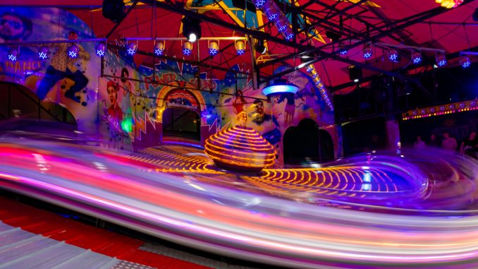 Kirmes in Niedersachsen. Hier ist der Musik Express von Meinecke zu sehen. // Foto: ummet-eck.de