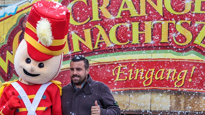 Veranstalter Sebastian Küchenmeister (rechts) mit dem netten Maskottchen. // Foto: ummet-eck.de