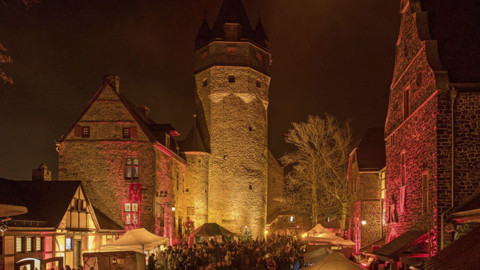 270264P-maerkischer-kreis Beim Winter-Spektakulum am ersten Adventswochende erstrahlt die Burg Altena in warmen Farben. Viel Musik, Straßenkünstler und Walk-Acts, Geschichtenerzähler und Feuershows werden über die drei Veranstaltungstage geboten. // Foto: Stephan Sensen/Märkischer Kreis